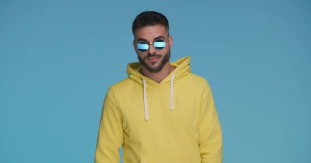 Handsome Casual Man Crossing His Arms Looking Side Wearing Sunglasses — Stock video