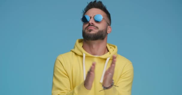 Casual Man Clapping Looking Side Wearing Sunglasses Pointing Waving His — ストック動画