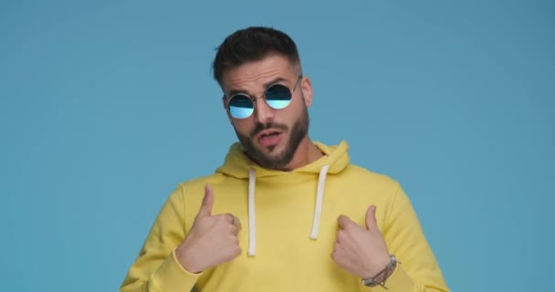 Casual Man Gesturing You Wearing Sunglasses Yellow Hoodie — Stok video