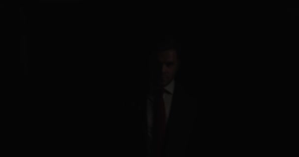 Dramático Hombre Negocios Con Traje Elegante Que Viene Oscuridad Conseguir — Vídeo de stock
