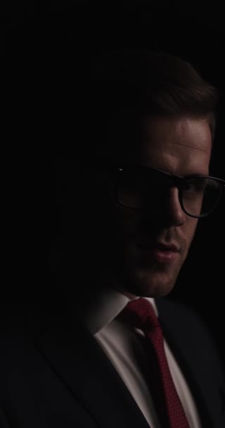 Project Video Handsome Unshaved Businessman Glasses Looking Side Grimacing While — Stok video