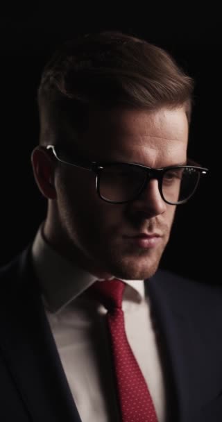 Side View Sexy Man Glasses Looking Away Being Thoughtful Thinking — Stok video