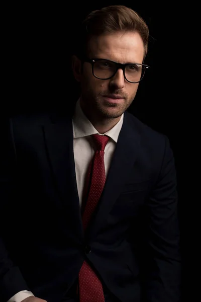 Portret Seksownego Biznesmena Odwracającego Wzrok Noszącego Okulary Garnitur Czerwonym Krawacie — Zdjęcie stockowe