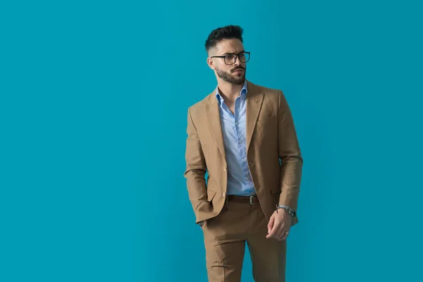 Guapo Hombre Negocios Con Gafas Cogidas Mano Los Bolsillos Mirando — Foto de Stock