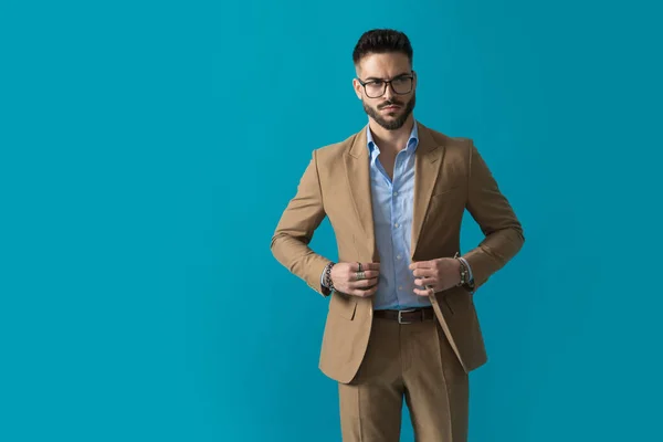 Homem Negócios Confiante Com Óculos Botão Jaqueta Terno Olhando Para — Fotografia de Stock