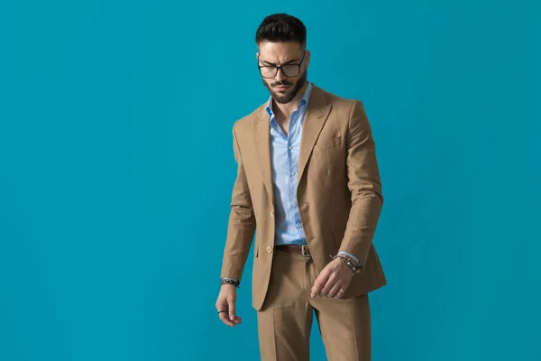 Cool Ung Mode Man Med Glasögon Tittar Ner Och Poserar — Stockfoto