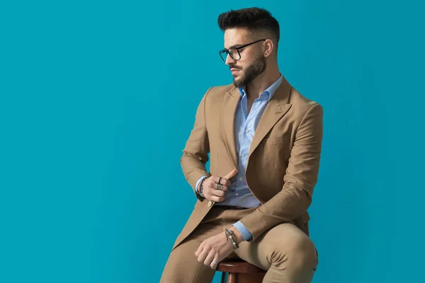 Confident Businessman Glasses Looking Side While Holding Arms Fashion Pose — Stock Photo, Image