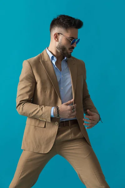 Modelo Moda Guapo Con Barba Posando Sobre Fondo Azul Con —  Fotos de Stock