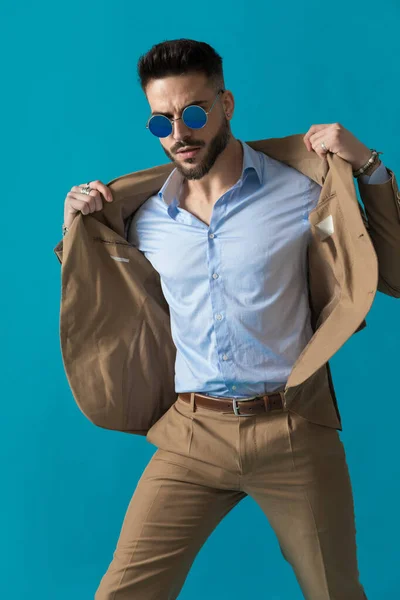 Cool Retro Young Man Suit Sunglasses Being Confident Adjusting Jacket — Stock Photo, Image
