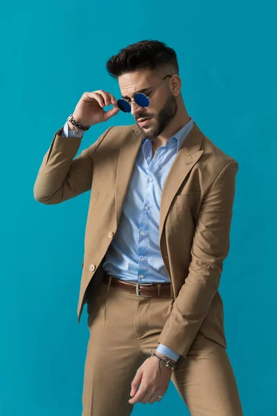 Unshaved Young Businessman Fixing Sunglasses Posing Arm Fashion Way Blue — Stock Photo, Image