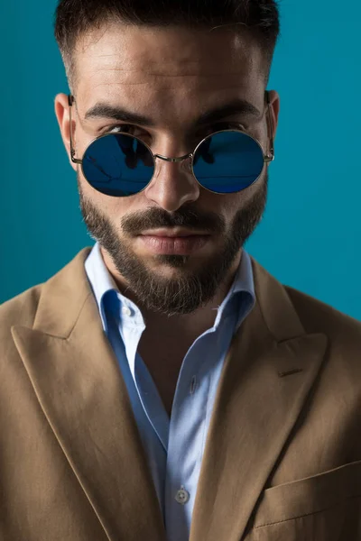 Portrait Attractive Bearded Man Retro Sunglasses Posing Looking Glasses Blue — Stock Photo, Image