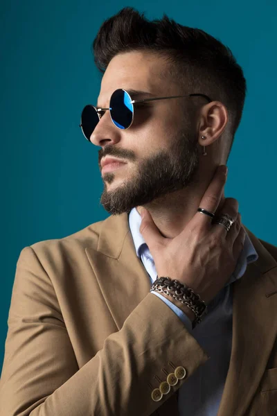 Sexy Barbudo Empresário Com Retro Óculos Sol Segurando Mão Pescoço — Fotografia de Stock