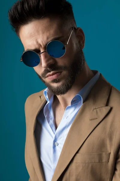 Δραματικό Αξύριστος Άνθρωπος Ρετρό Γυαλιά Ηλίου Ποζάρουν Τρόπο Μόδας Μπλε — Φωτογραφία Αρχείου