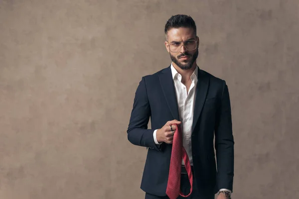 Guapo Sexy Hombre Negocios Sosteniendo Una Corbata Mirando Hacia Otro — Foto de Stock