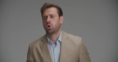 Yakışıklı iş adamı koşuyor, kafasını kaşıyor, geç kaldı.