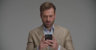 Seksi iş adamı bir e-posta yazıyor ve gri arkaplanı onaylıyor