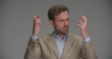 Seksi iş adamı parmaklarının neyi olduğunu bulamıyor.