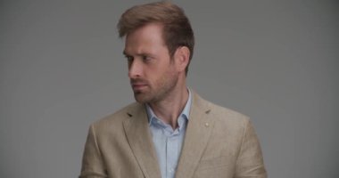 Çekici iş adamı yan yana bakıyor, birine bağırıyor ve sinirleniyor.