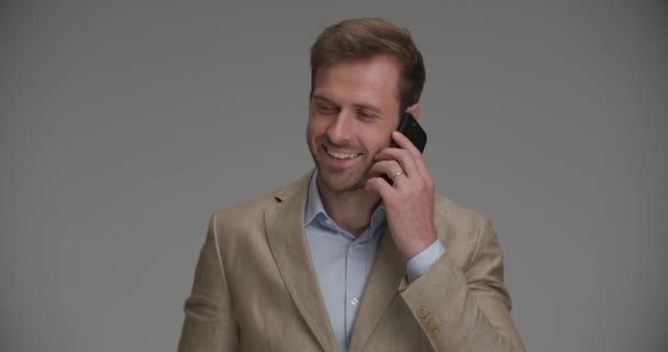 Όμορφος Επιχειρηματίας Μιλάει Στο Τηλέφωνο Και Περνάει Καλά — Αρχείο Βίντεο