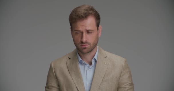 Beau Homme Affaires Regardant Côté Autre Puis Demandant Silence — Video