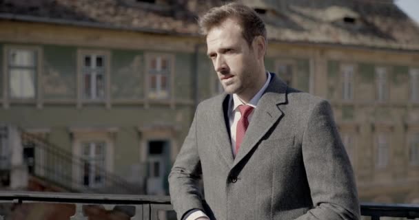 Projekt Wideo Eleganckiego Biznesmena Długim Płaszczem Trzymając Się Rękę Moście — Wideo stockowe