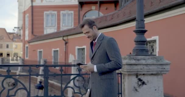 Wideo Projektu Eleganckiego Mężczyzny Odbierającego Telefon Rozmawiającego Chodzącego Oglądającego Się — Wideo stockowe
