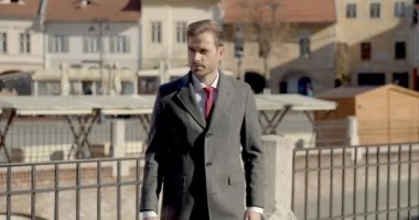 Yanında bavulu olan mutlu, zarif bir iş adamı Transilvanya 'dan gülümseyen, yürüyen ve hayran olunan bir şehir arıyor.