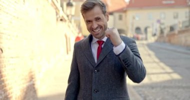 Genç işadamı birini işaret edip sizi işaret ediyor.