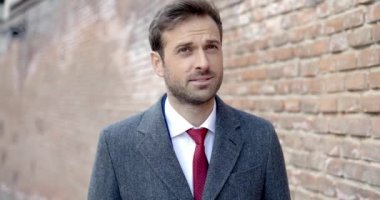 Ortaçağ kasabasının önündeki yakışıklı iş adamının kamera kapalıyken yukarı bakıp gülümsediği bir video projesi.