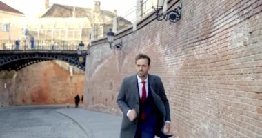 Çekici iş adamının acelesi var ve dışarıda bir şeyler yakalamak için koşuyor.