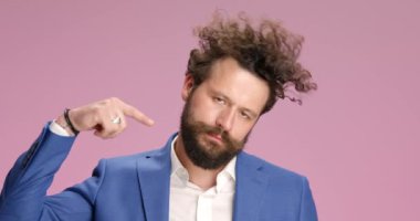 Yakışıklı işadamı birinin çok fazla havlayıp güldüğünü söylüyor.