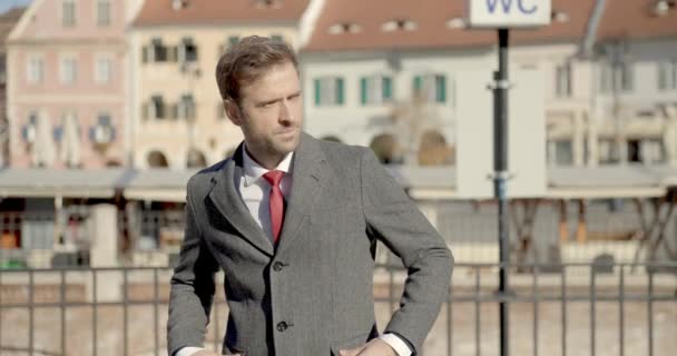 Uomo Affari Regolare Cappotto Strofinando Palmi Delle Mani Guardando Altrove — Video Stock