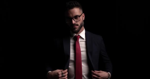 Cooler Geschäftsmann Schließt Seine Jacke Trägt Eine Brille Reibt Sich — Stockvideo