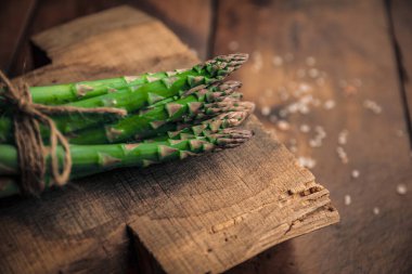 Taze yeşil serçe çimenleri eski bir ahşap kesme tahtasında, sağlıklı yaşam konsepti 