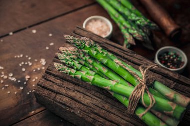yeşil serçe çimen üzerinde antika bir ahşap kesme tahtası üzerinde ahşap masa üzerinde, kırsal görünümlü