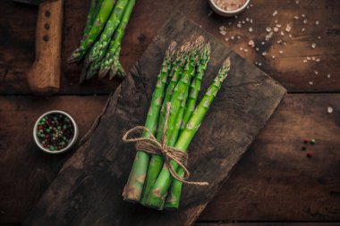 Lezzetli bir vejetaryen menüsü eski bir ahşap masanın tepesindeki tahta kesme tahtasının üzerinde hazır bekliyor. 