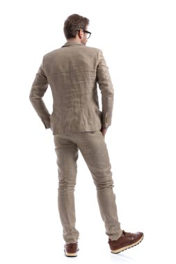 Gözlük takan ve beyaz arka plana bakan bir iş adamının arkadan görünüşü