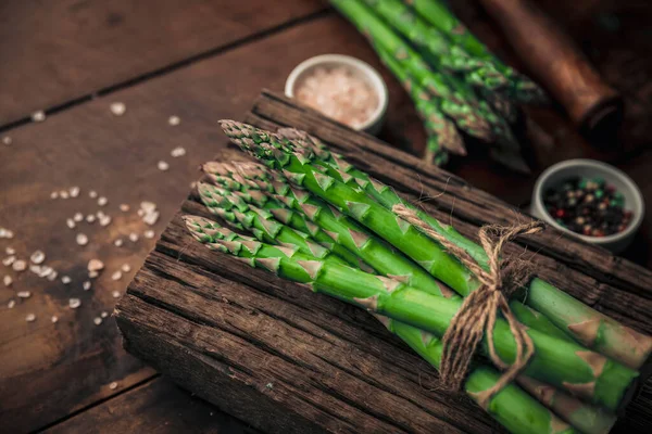 yeşil serçe çimen üzerinde antika bir ahşap kesme tahtası üzerinde ahşap masa üzerinde, kırsal görünümlü