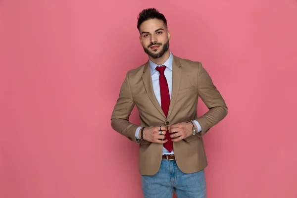 Sexy Zakenman Rangschikken Zijn Jas Poseren Tegen Roze Studio Achtergrond — Stockfoto