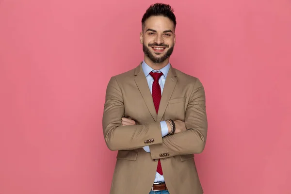 Homem Negócios Atraente Sorrindo Para Câmera Cruzando Braços Peito Contra — Fotografia de Stock
