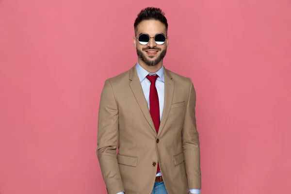 Guapo Hombre Negocios Sonriendo Cámara Usando Gafas Sol Sobre Fondo — Foto de Stock