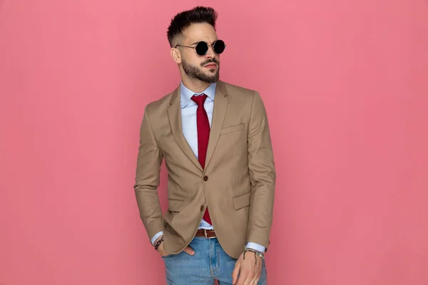 Sexy Smart Casual Man Holding One Hand Pocket Wearing Sunglasses — Stock Photo, Image