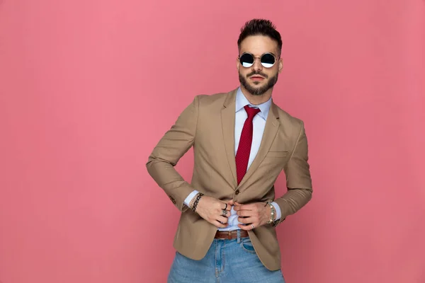 Empresário Sexy Segurando Sua Jaqueta Enquanto Posando Com Estilo Vestindo — Fotografia de Stock