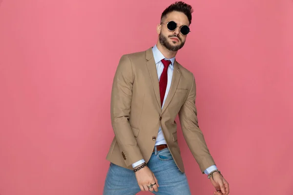 Fresco Hombre Negocios Posando Con Ambiente Duro Usando Gafas Sol — Foto de Stock