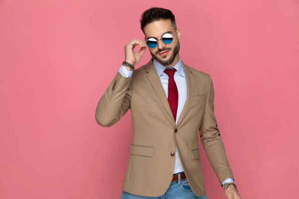 Junger Gutaussehender Geschäftsmann Setzt Seine Sonnenbrille Auf Und Posiert Mit — Stockfoto