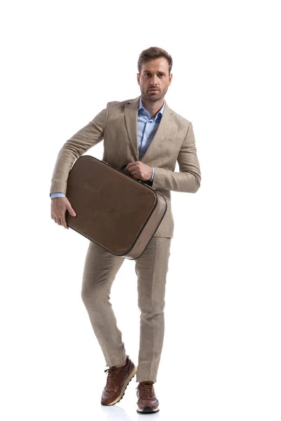 Smart Casual Mann Posiert Mit Einer Aktentasche Den Händen Und — Stockfoto