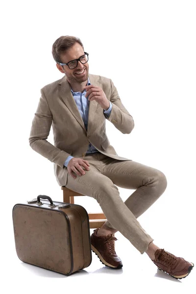 Junger Geschäftsmann Amüsiert Sich Trägt Eine Brille Und Sitzt Neben — Stockfoto