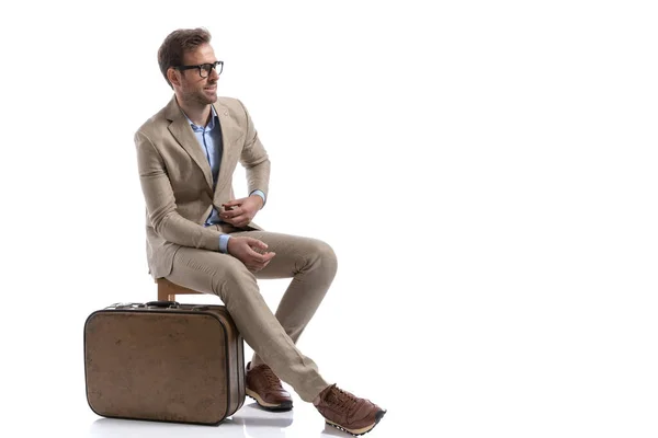 Sexy Geschäftsmann Sitzt Auf Einem Stuhl Neben Seiner Aktentasche Repariert — Stockfoto