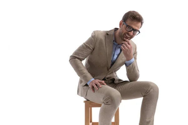Šťastný Sedící Podnikatel Předkloní Dotkne Brady Usměje Nosí Brýle — Stock fotografie