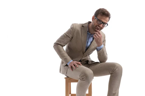 Feliz Mordomo Sentado Inclinado Para Frente Tocando Seu Queixo Sorrindo — Fotografia de Stock